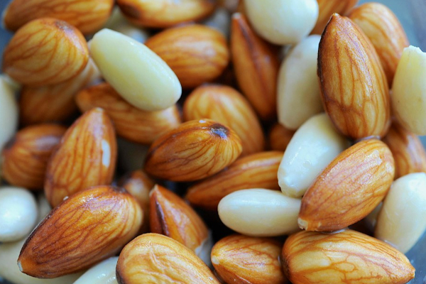 பாதாமை ஏன் ஊற வைத்து சாப்பிடனும்? ஒரு நாளைக்கு எத்தனை சாப்பிடனும்? | How Many Soaked Almonds Can I Eat Per Day