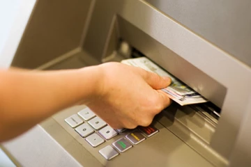 ATM மெஷினில் கிழிந்த பணம் வந்து விட்டதா? அடுத்த நொடி என்ன செய்ய வேண்டும் தெரியுமா?