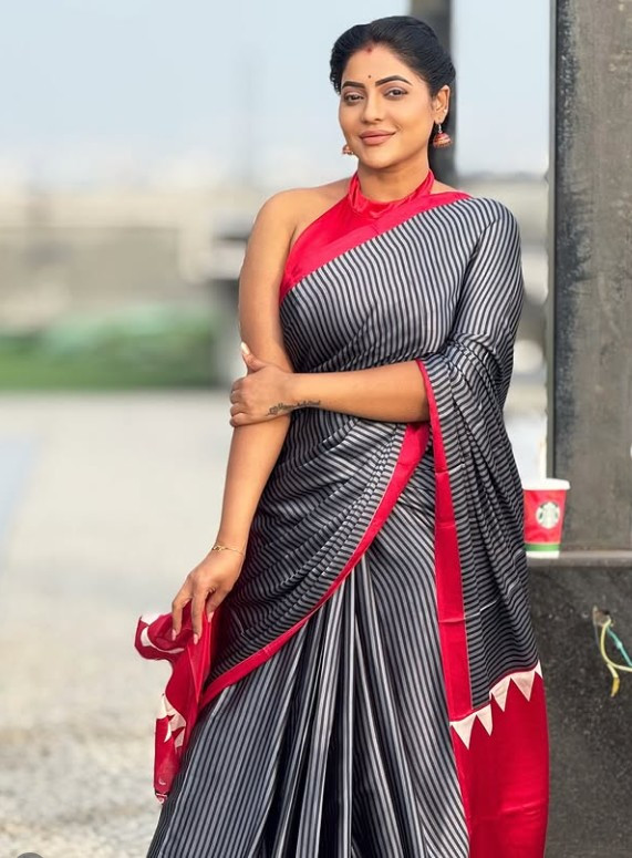 புடவையில் விதவிதமான போஸ் கொடுத்து மயக்கும் சீரியல் நடிகை ரேஷ்மா பசுபுலேட்டி போட்டோஸ் 2 Gallery