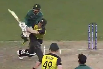 இரண்டு பிட்சாகி வந்த பந்தை சிக்ஸர் பறக்கவிட்ட வார்னர்! நோ பால் கொடுத்த நடுவர்: வைரலாகும் வீடியோ