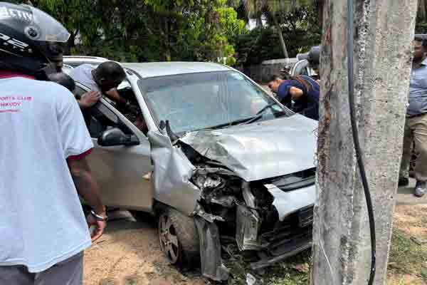 கட்டுப்பாட்டையிழந்த கார் மின் கம்பத்துடன் மோதி விபத்து | Kaluvanchikudi Car Crashes Into Electric Pole
