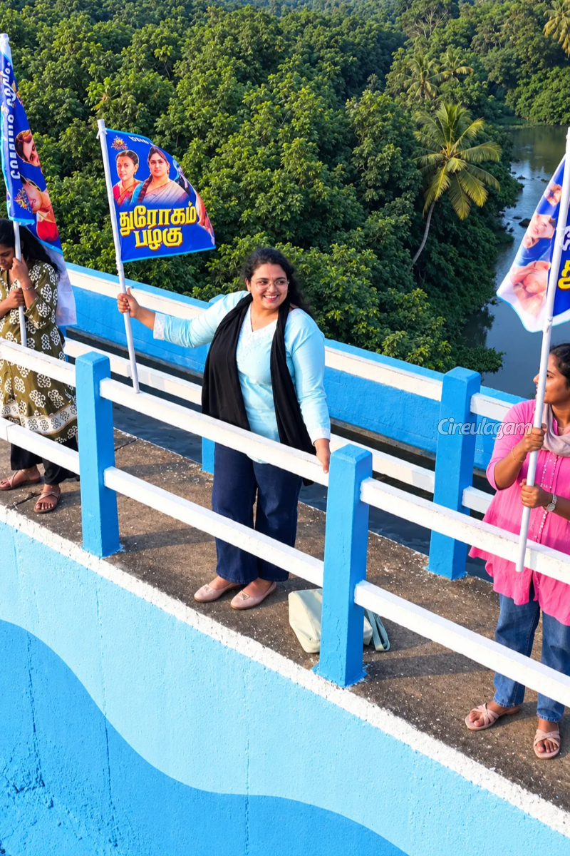 மாத்தூர் தொட்டிப்பாலத்தில் பறந்த ‘துரோகம் பழகு’ பட போஸ்டர்! வித்தியாசமான புரமோஷனில் படக்குழு! | Dhrogam Palagu Different Type Promotion