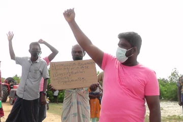 புகையிரத பாதையில் பாதுகாப்பு கடவையொன்றினை அமைத்து தருமாறுக்கோரி கவனயீர்ப்பு போராட்டம்