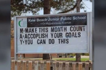 கனடாவில் பாடசாலையொன்றில் அன்னையர் தின வாசகத்தினால் எழுந்த சர்ச்சை