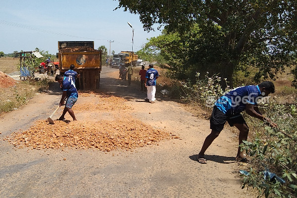 கிளிநொச்சியில் பாதையை புனரமைக்க ஒன்று திரண்ட இளைஞர்கள் | Youth Gathered Repair The Road In Kilinochchi