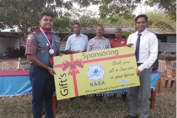 பாக்கு நீரிணையை நீந்திக் கடந்த இளைஞனுக்கு கிளிநொச்சியில் கௌரவிப்பு (Photos)