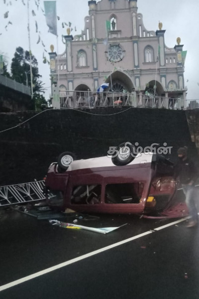 தலவாக்கலையில் பாதுகாப்பு வேலியை உடைத்துக்கொண்டு கோர விபத்திற்குள்ளான வான் | Talawakelle Van Accident