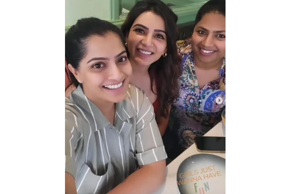 சண்டே ஸ்பெஷல் நடிகை சமந்தா யாருடன் வெளியே சென்றுள்ளார் பாருங்க?- கலக்கல் புகைப்படம் | Samantha Lunch Out With Varalaxmi Sarathkumar