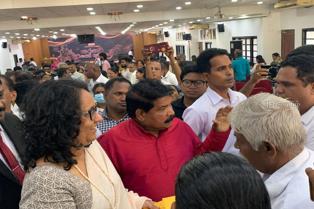 வடக்கு கிழக்கில் படையினர் வசமுள்ள காணிகளை விடுவியுங்கள் பிரதமரிடம் யாழில் மகஐர் கையளிப்பு | Release Lands Held By Soldiers Magair Hands Harini வடக்கு கிழக்கில் படையினர் வசமுள்ள காணிகளை விடுவியுங்கள் பிரதமரிடம் யாழில் மகஐர் கையளிப்பு | Release Lands Held By Soldiers Magair Hands Harini