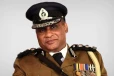 මම සර්ට පිස්තෝලය දුන්නා, හැබැයි සර්ට පතුරම් දුන්නේ නැහැ - හිටපු පොලිස්පතිගේ මරණය ගැන ආරක්ෂකගෙන් ආන්දෝලාත්මක අනාවරණයක්