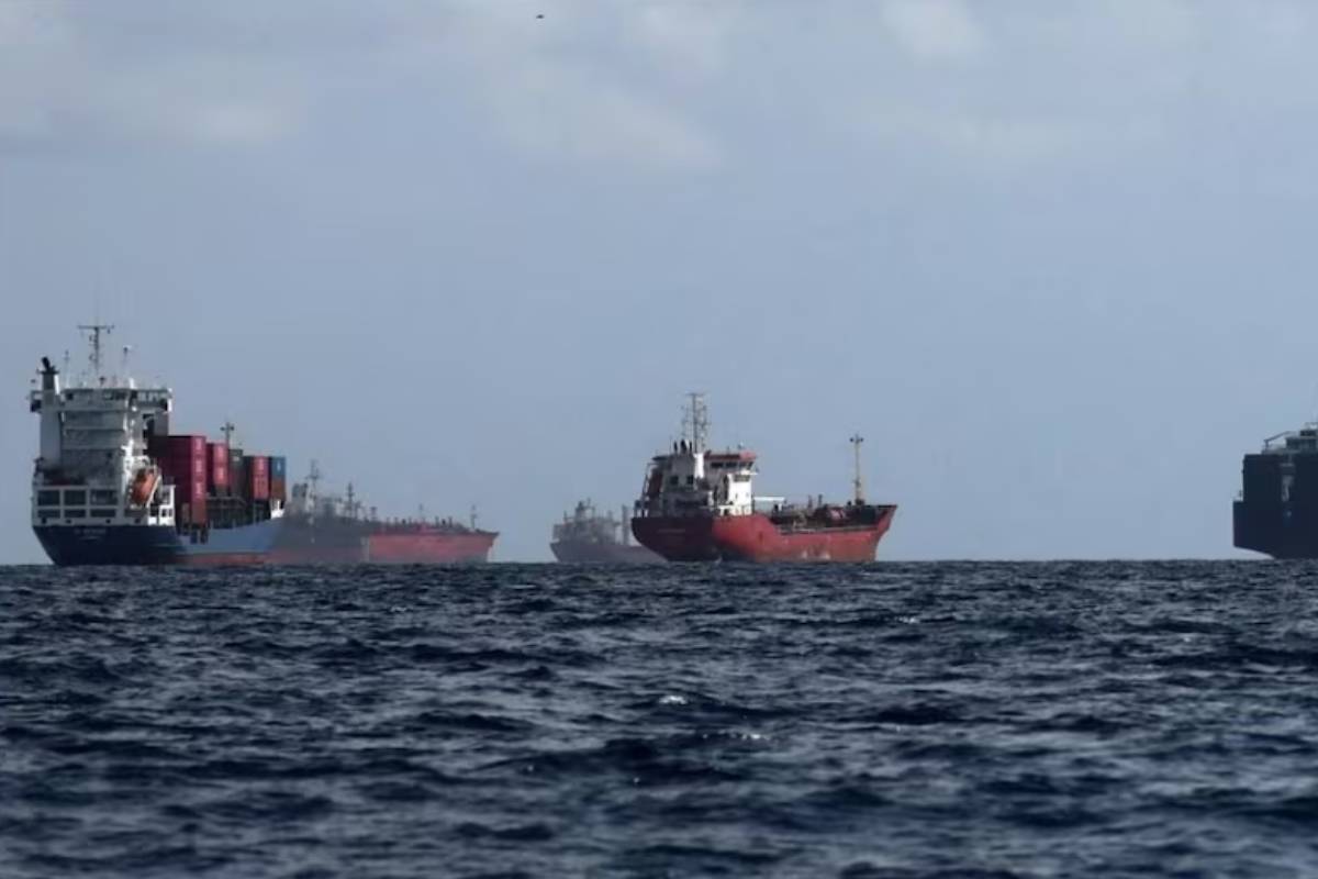 போருக்கு மத்தியில்... ஹார்முஸ் நீரிணை வழியாக தங்குத்தடையின்றி பாயும் ஈரான் எண்ணெய் | Iranian Oil Flows Through Hormuz