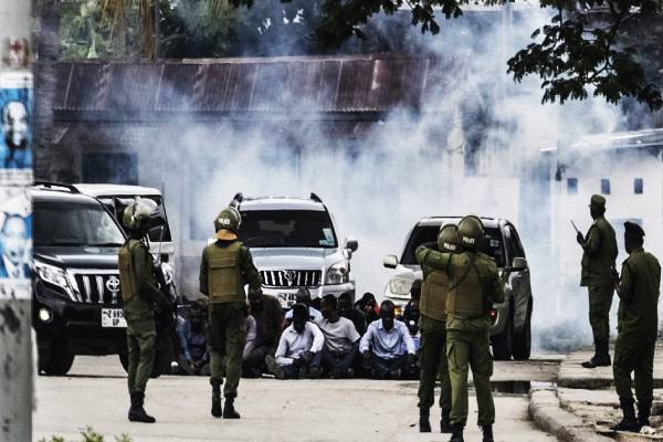 வெளிநாடொன்றில் வெடித்த வன்முறை: 700 தொட்ட பலி எண்ணிக்கை | Tanzania Election Violence Kills 700 வெளிநாடொன்றில் வெடித்த வன்முறை: 700 தொட்ட பலி எண்ணிக்கை | Tanzania Election Violence Kills 700