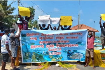 வீதியை மறித்து பந்தல் அமைத்து போராட்டத்தில் ஈடுபட்ட மீனவர்கள்! (படங்கள்)