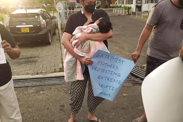 இலங்கை போராட்டத்தில் நெகிழ்ச்சியை ஏற்படுத்திய சம்பவம்! | Sri Lanka Protest Mothers Struggling With Infants