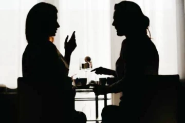 சொகுசு வாழ்க்கைக்காக அட்ஜெஸ்ட்மெண்ட் செய்ய டார்ச்சர் செய்த அம்மா!! ஓட்டம் பிடித்த நடிகை