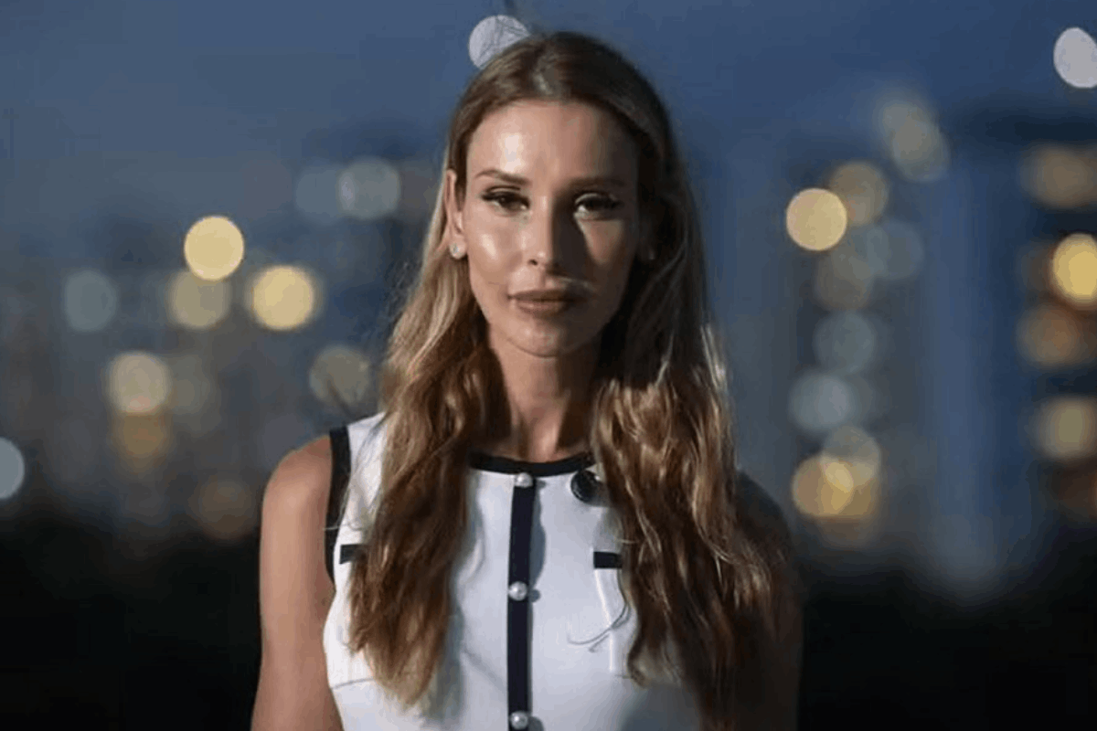 “හලෝ මෙලානියා, කට පියාගෙන ඉන්න.. මොකද මම දන්න හැම දෙයක්ම මම හෙළි කරනවා” - සමාජ මාධ්‍ය කැළඹූ අමන්දා උන්ගාරෝගේ හෙළිදරව්ව | Melania Trump Epstein Statement Sparks Social