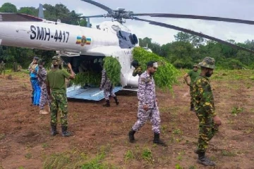 இலங்கையில் முதல்முறை: ஹெலிகொப்டர் மூலம் எடுத்து செல்லப்பட்ட பெருமளவு பொருள்!