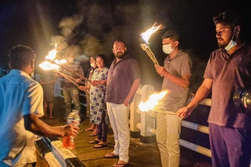 மின் தடைக்கு எதிராக மட்டக்களப்பிலும் தீப்பந்தம் ஏந்தி போராட்டம்(Photos)