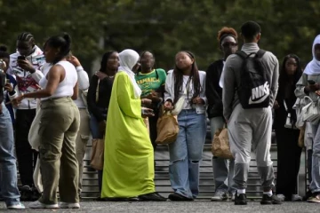 பிரான்ஸ் பள்ளிகளில் அபாயா தடை... கொலை மிரட்டல் விடுத்த மாணவியின் தந்தை கைது