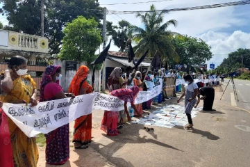 காணாமல் ஆக்கப்பட்டோரின் படங்களை வீதியில் போட்டு ஆர்ப்பாட்டத்தில் ஈடுபட்ட உறவுகள்! (காணொளி)