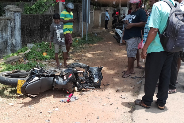 யாழில் வாகனத்தை முந்திச்செல்ல முற்பட்டபோது ஏற்பட்ட விபரீதம்! (Photos) | Accident Occurred Trying To Overtake A Vehicle