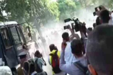 மாணவர்கள் மீது நீர்த்தாரை பிரயோகம்; பொலிஸார் இராணுவம் குவிப்பு