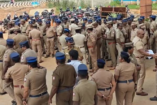 பிக்பாஸ் நிகழ்ச்சிக்கு தவாக எதிர்ப்பு - போலீஸ் குவிக்கப்பட்டதால் பரபரப்பு | Police Deployed Tamil Biggboss Set Tvk Protest பிக்பாஸ் நிகழ்ச்சிக்கு தவாக எதிர்ப்பு - போலீஸ் குவிக்கப்பட்டதால் பரபரப்பு | Police Deployed Tamil Biggboss Set Tvk Protest