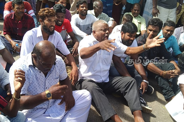 யாழ்.மாவட்ட செயலக நுழைவாயிலை முடக்கி கடற்றொழிலாளர்கள் போராட்டம் (Photos) | Fishermen Protest In Jaffna