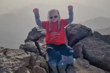 13 ஆயிரம் அடி உயர மலையை ஏறி சாதனை படைத்த 6 வயது பிரித்தானிய சிறுமி