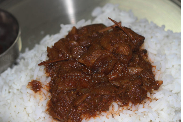 இலங்கை ஸ்டைலில் கருவாட்டு குழப்பு... இப்படி செய்தால் யாருக்கு தான் பிடிக்காது? | Karuvadu Kuzhambu Recipe