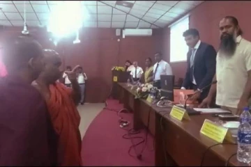 கிழக்கு மாகாண ஆளுநரின் அலுவலகத்திற்குள் அத்துமீறி பிக்குகள் அடாவடி!