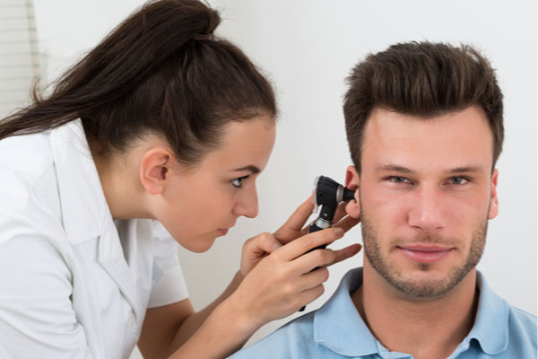 காதில் பட்ஸ் வைத்து சுத்தம் செய்பவரா நீங்கள்? இனி அந்த தவறை செய்திடாதீங்க | Ear Infection Symptoms In Tamil