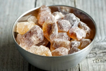 பனங்கற்கண்டு சாப்பிடுவது நல்லதா? எந்த பிரச்சினைகளை போக்க உதவுகின்றது?