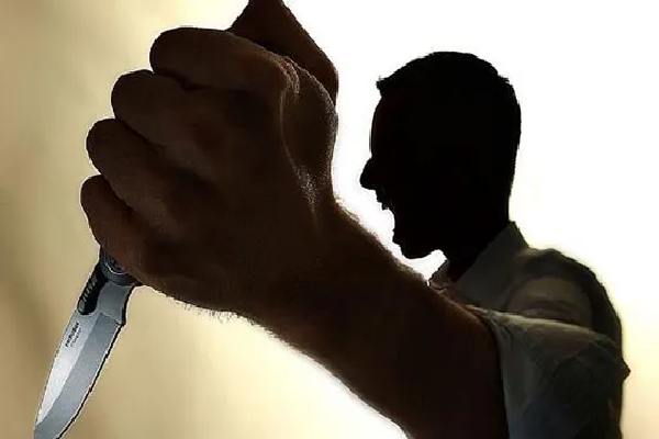 மனைவியை மிரட்ட மகனின் கழுத்தில் கத்தி வைத்த தந்தை..! - ஐபிசி தமிழ்