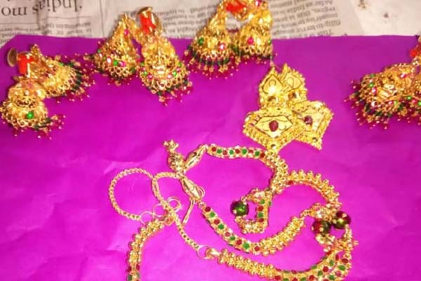 தங்கத்தினை ஏன் பிங்க் நிற பேப்பரில் கொடுக்கின்றனர் தெரியுமா? பலரும் அறியாத ஆச்சரிய உண்மை | Reason Jewelers Use Pink Paper For Gold Ornaments