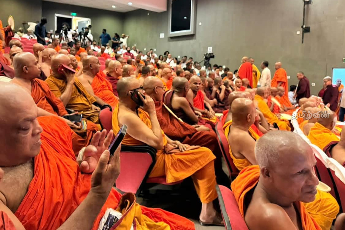 பல சர்ச்சைகளுக்கு மத்தியில் ஞானசார தேரரின் புதிய நூல் வெளியீடு - நிகழ்வில் பங்கேற்ற முக்கிய பிரமுகர்கள் | Launch Of Gnanasara Thero S New Book பல சர்ச்சைகளுக்கு மத்தியில் ஞானசார தேரரின் புதிய நூல் வெளியீடு - நிகழ்வில் பங்கேற்ற முக்கிய பிரமுகர்கள் | Launch Of Gnanasara Thero S New Book