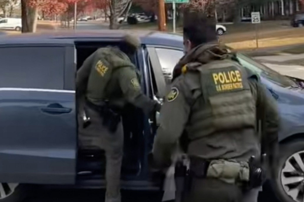 அமெரிக்காவில் அதிரடி கைது வேட்டையில் இறங்கிய அதிகாரிகள்.. | Federal Agents Immigration Crackdown Charlotte Us அமெரிக்காவில் அதிரடி கைது வேட்டையில் இறங்கிய அதிகாரிகள்.. | Federal Agents Immigration Crackdown Charlotte Us