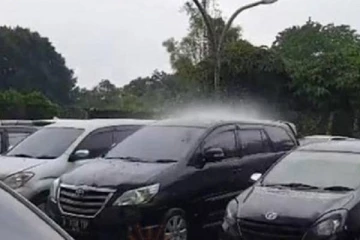 இந்தோனேசியாவில் இடம்பெற்ற அதிசயம்....ஒரு கார் மீது மட்டும் பெய்த மழை