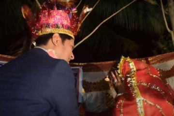 மணமேடையில்  சராமாரியாக அறைந்து கொண்ட மணமக்கள்  - அதிர்ச்சியில் மக்கள்