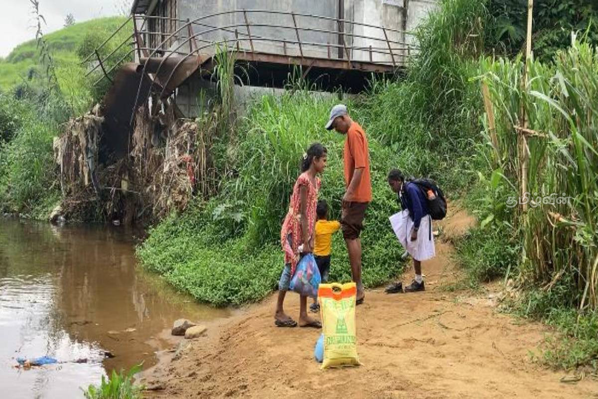 லிந்துல பகுதியில் இரும்பு பாலம் உடைந்து போக்குவரத்து துண்டிப்பு: 800க்கும் மேற்பட்ட குடும்பங்கள் பாதிப்பு | Iron Bridge Collapses In Lindula Area Traffic லிந்துல பகுதியில் இரும்பு பாலம் உடைந்து போக்குவரத்து துண்டிப்பு: 800க்கும் மேற்பட்ட குடும்பங்கள் பாதிப்பு | Iron Bridge Collapses In Lindula Area Traffic