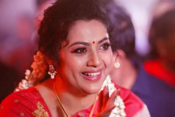 நடிகை மீனா இத்தனை கோடி சொத்துக்கு அதிபதியா..! எவ்வளவு தெரியுமா?