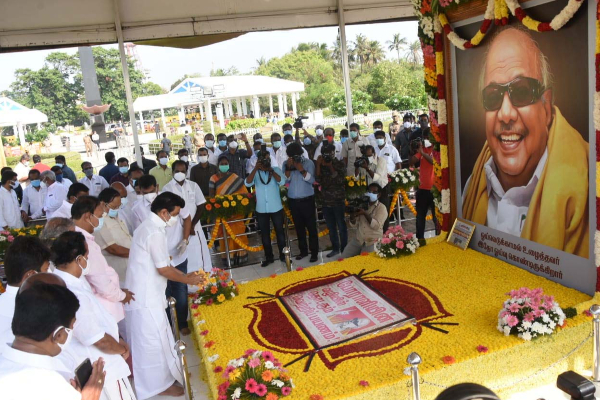 கலைஞர் பிறந்தநாளில் சமாதியில் எழுதப்பட்டிருந்த வாசகம் என்ன தெரியுமா? தழுதழுத்த குரலில் முதல்வர் வெளியிட்ட காட்சி | Mk Karunanidhi Birthday In Cm Mkstalin