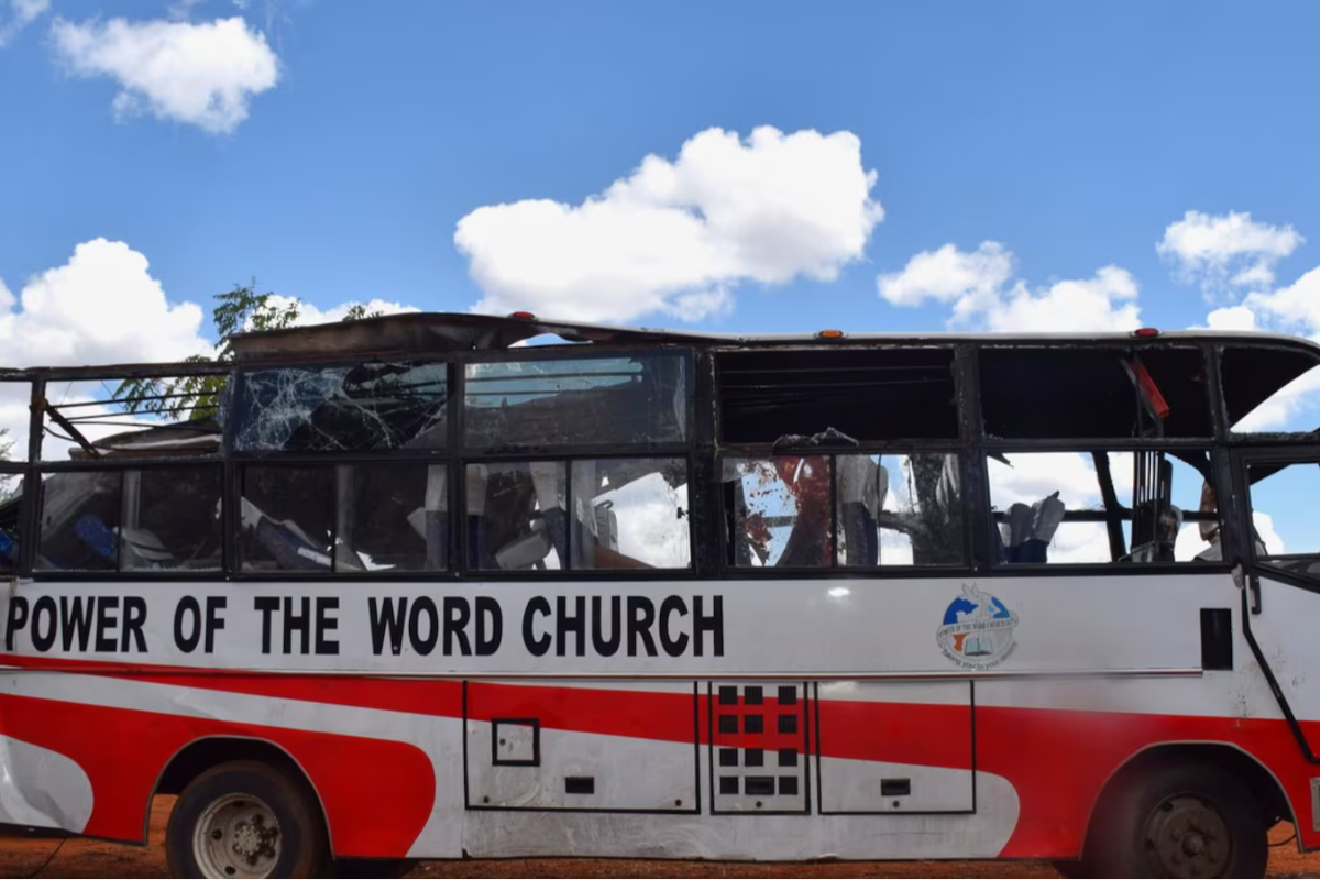 கென்யாவில் பேருந்து - லாரி மோதி கொடூர விபத்து: 24 பேர் பலி | Bus Crash In Kenya Kills 22 Near The Site