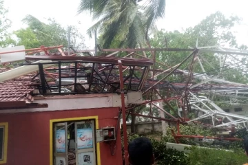 தபாலக கட்டிடத்திற்கு மேலே விழுந்த தொலைபேசி கோபுரம் (காணொளி)