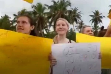 ஜனாதிபதி கோட்டாபயவுக்கு எதிராக களத்தில் இறங்கிய வெளிநாட்டவர்கள் (Photos)