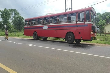 பாடசாலை மாணவர்களை ஏற்றாது செல்லும் இ.போ.ச பேருந்து: ஊடகவியலாளரை அச்சுறுத்திய சாரதி (Photos)