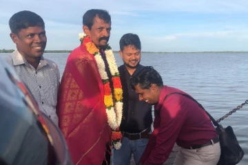 புனிதமான தொழிலை அரசு புதினமாகத்தான் பார்க்கிறது