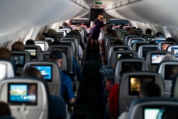 அனுமதி மறுப்பால் விமானத்தில் 12 மணி நேரம் தவித்த 153 பயணிகள்!