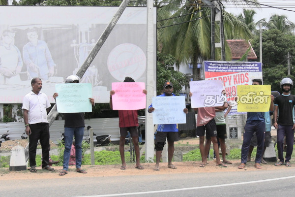 அரசாங்க அதிகாரிகளின் உதவியுடன் போலி காணி உறுதி : மட்டக்களப்பில் வெடித்த போராட்டம் | Fake Land Document Help Government Office Batti அரசாங்க அதிகாரிகளின் உதவியுடன் போலி காணி உறுதி : மட்டக்களப்பில் வெடித்த போராட்டம் | Fake Land Document Help Government Office Batti