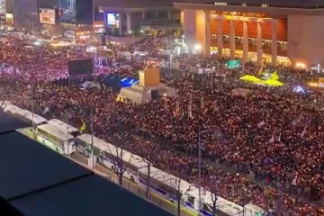 අරගල ලස්සනයි කියන්න බෑ,මොකද අරගල තුළ ඇත්තේ මිනිස්සුන්ගෙ දුක, කඳුළු, දාඩිය මහන්සිය මේ හැමදේම... සියලු දේපළ ජනසතු කර ජනපති නෙරපා හැරීමේ සටනට මිලියන 1.5ක වාර්තාගත අරගලකරුවන් පිරිසක් අගනුවරට ආ හැටි.. (PHOTOS)